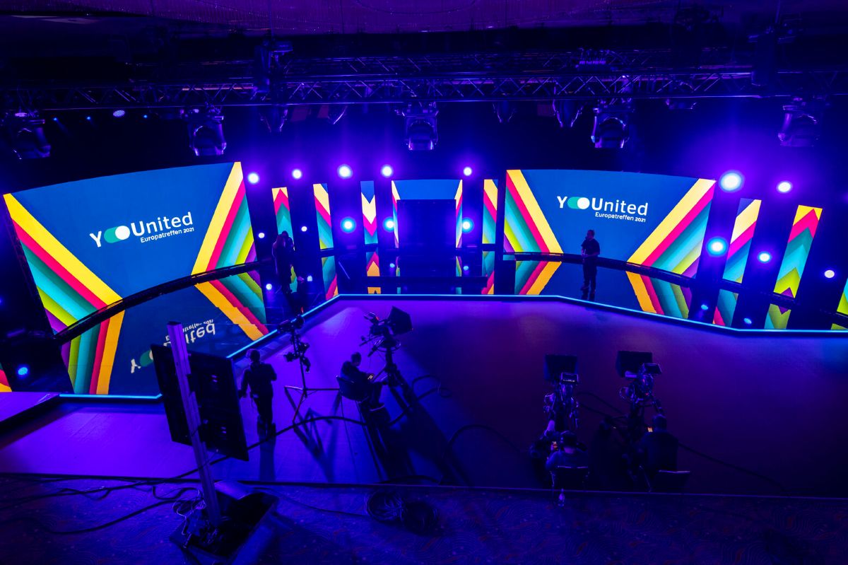 Buehne vom Live Streaming mit 10.000 Anmeldungen