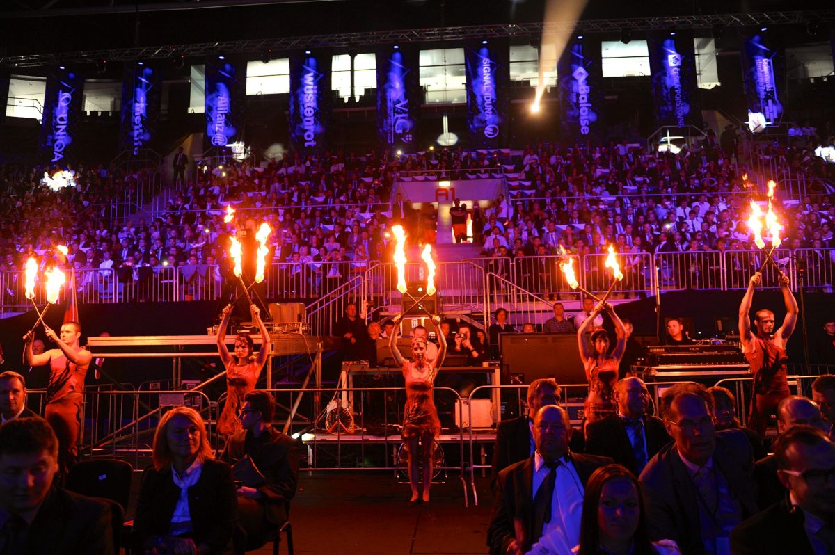Eventmanagement Jubiläen Feuer Artisten als Live Act in Arena